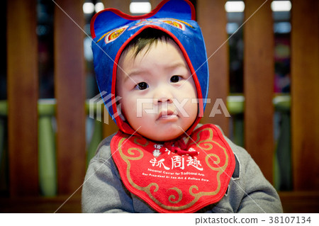 趙週採摘在嬰兒面前放置一個有意義的物品，用它來告訴孩子的未來 38107134