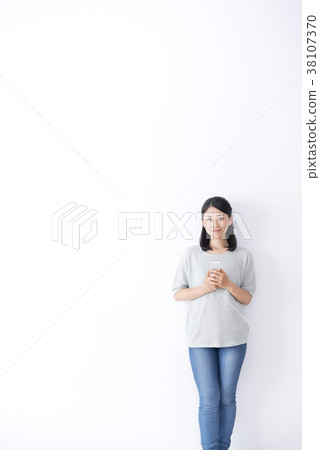 Women's portrait with a smartphone 38107370
