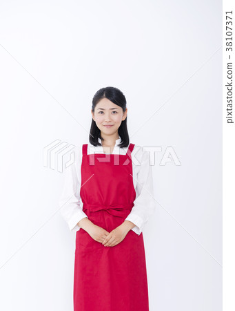 A woman who poses as a recommended apron A woman who poses as a recommended apron 38107371