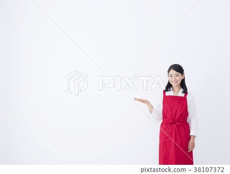 A woman who poses as a recommended apron 38107372