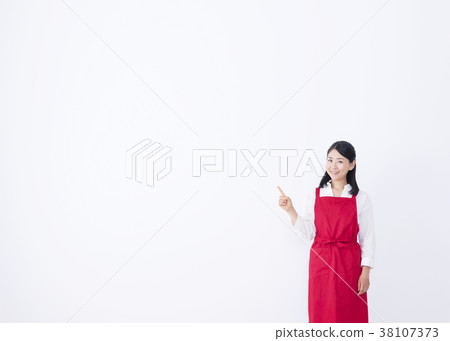 A woman who poses as a recommended apron 38107373