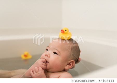 bathing 38108443