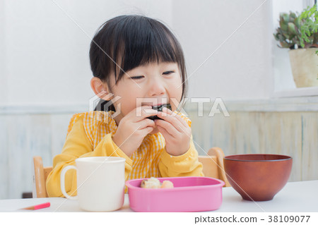 Children who eat lunches 38109077