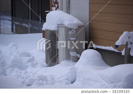 雪和生態可愛設備在雪中的熱交換器 雪和生態可愛設備在雪中的熱交換器 38109185