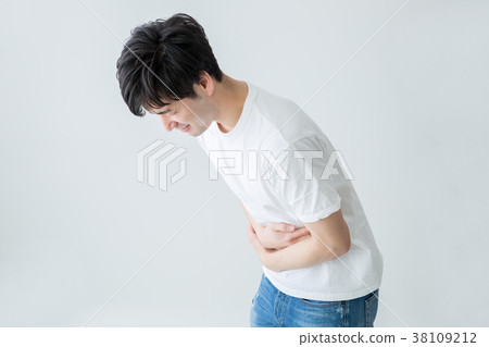 胃痛的男性 38109212