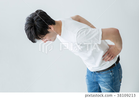 一個背痛的男人 38109213