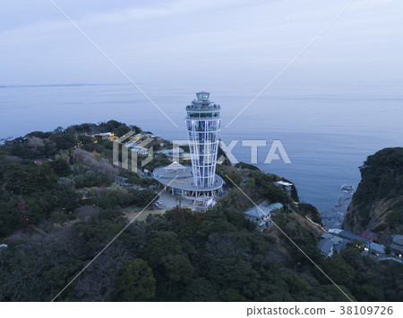 無人機,江之島,燈塔,夜景的鳥瞰圖 無人機,江之島,燈塔,夜景的鳥瞰圖 38109726