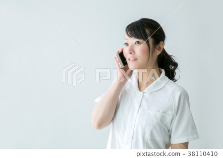 一位女士穿著白色服裝打電話 38110410