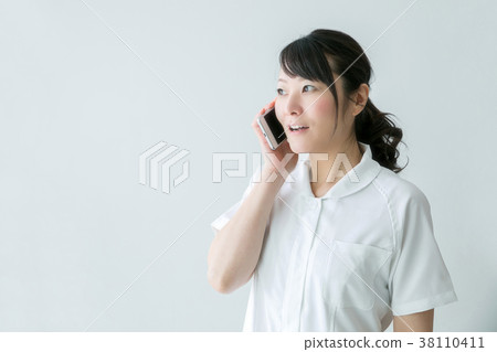 一位女士穿著白色服裝打電話 38110411