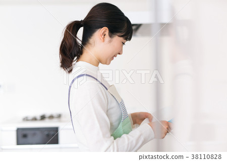 Housewife Housework Cleaning up Kitchen 38110828