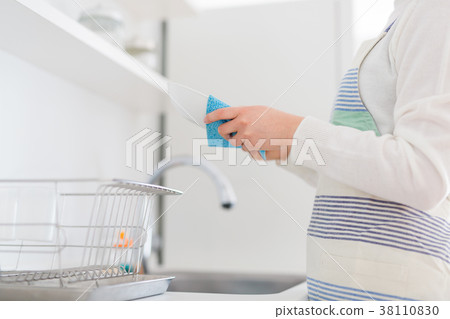 清掃廚房的主婦家事 清掃廚房的主婦家事 38110830