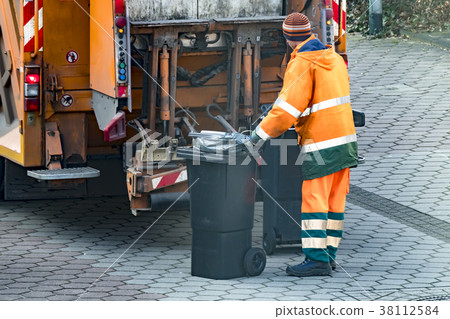 Garbage man collecting the bins 38112584