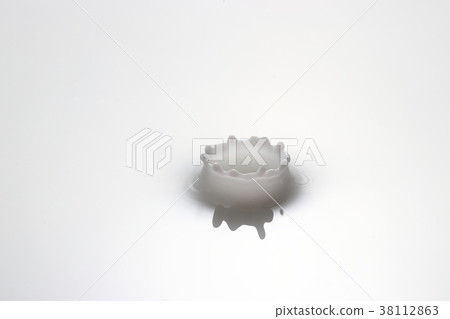 I dropped a drop of milk and caught a moment of the crown made. 38112863