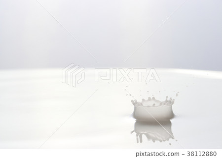 I dropped a drop of milk and caught a moment of the crown made. 38112880