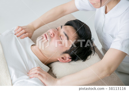 美容師按摩男人的肩膀 38113116