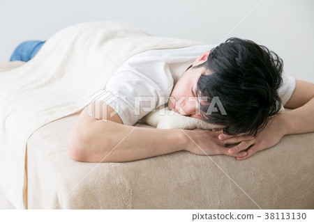 Men on the treatment table 38113130