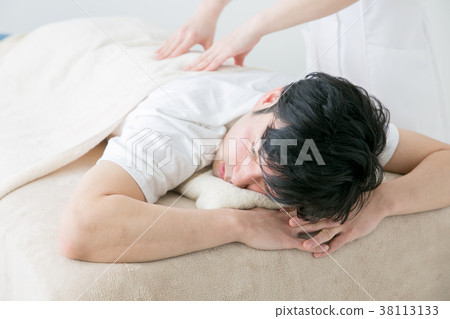 男子接受臀部按摩 男子接受臀部按摩 38113133