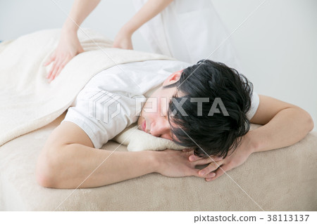 男子接受臀部按摩 38113137