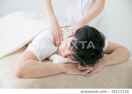 男子接受肩部按摩 38113138