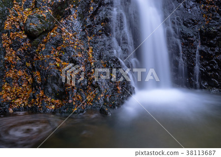 秋葉下的Kougataki瀑布（兵庫縣Yabu市Tentaki周圍）*照片位置信息可在作品的評論部分找到 38113687