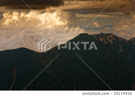 Tsubamesanzan and Jizodake at dusk seen from the Kitadake Pass Line 38114458