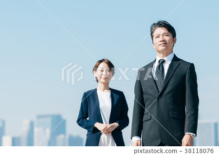 西裝中間人藍天 38118076