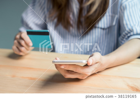 Young woman using smartphone 38119165