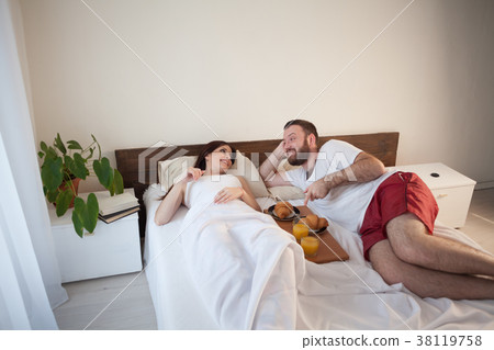 man and woman breakfast in bed 38119758