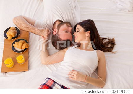man and woman breakfast in bed 38119901