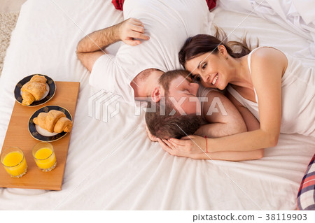 man and woman breakfast in bed 38119903