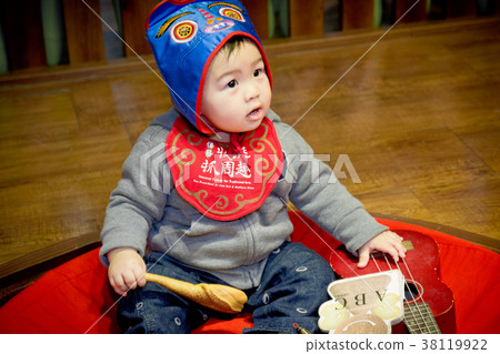 趙週採摘在嬰兒面前放置一個有意義的物品,用它來告訴孩子的未來 趙週採摘在嬰兒面前放置一個有意義的物品,用它來告訴孩子的未來 38119922