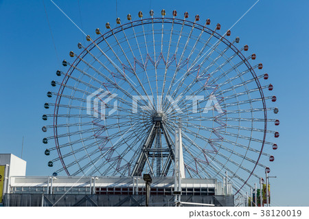 A large ferris wheel of the Osaka Kaiyukan. 38120019