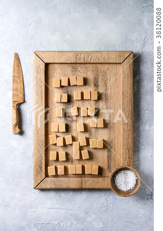 Salted caramel fudge 38120088