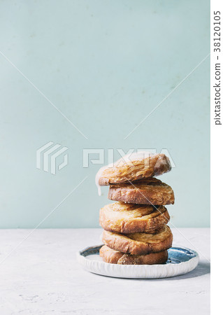 Puff pastry cinnamon rolls 38120105