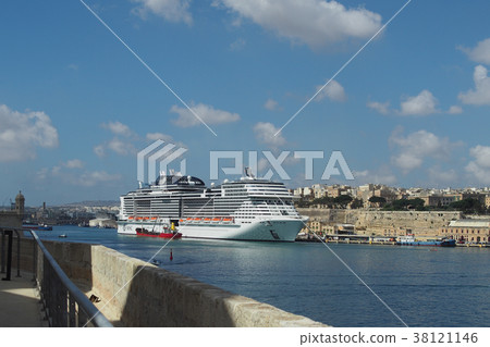 瓦萊塔港錨定MSC Meraviria / MSC Meraviglia在瓦萊塔 瓦萊塔港錨定MSC Meraviria / MSC Meraviglia在瓦萊塔 38121146