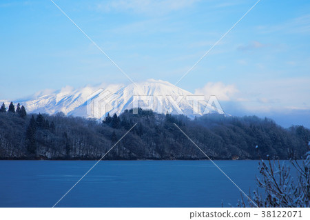 從戈什湖（Lake Gosho）岸邊觀賞岩手山（Mt. Iwate） 38122071