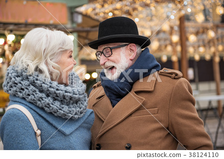 meeting in city 首頁 照片 人物 男女 情侶/夫妻 happy old friends