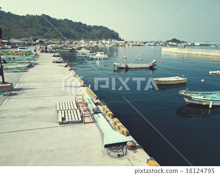 Kaigata港的堤防用火山灰變白 Kaigata港的堤防用火山灰變白 38124795