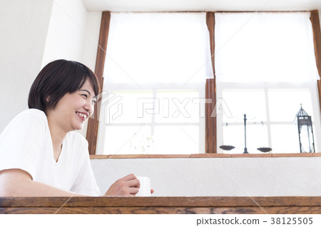 放鬆在手段的婦女 放鬆在手段的婦女 38125505