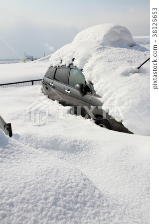 Automobiles buried in the snow with heavy snow in 2030 (San-in Matsue City Mihosekicho) Automobiles buried in the snow with heavy snow in 2030 (San-in Matsue City Mihosekicho) 38125653