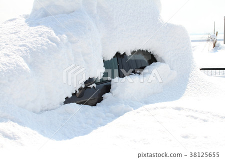 2030年在大雪中埋葬的汽車（松江市Mihosekicho） 38125655