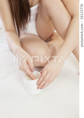Female hand cream 38125770