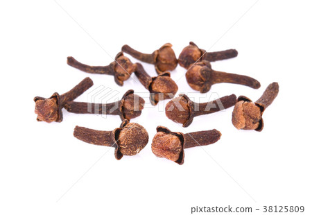 dry cloves on white background 38125809