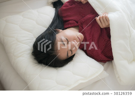 一個年輕的日本女人睡覺 38126359