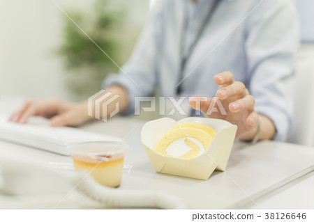 到達為蛋糕的女商人 到達為蛋糕的女商人 38126646