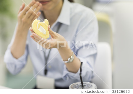 吃蛋糕的女商人 38126653