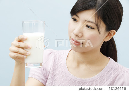 A young lady drinking milk 38126656