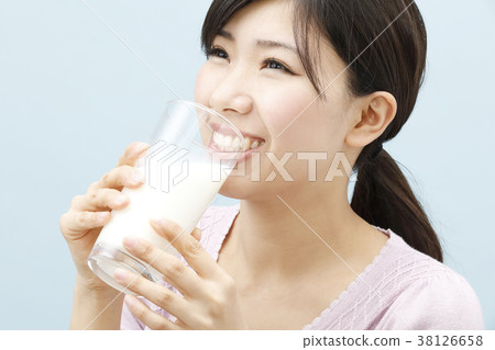 A young lady drinking milk 38126658