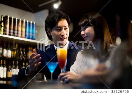 Young men and women (bar counter) 38126766