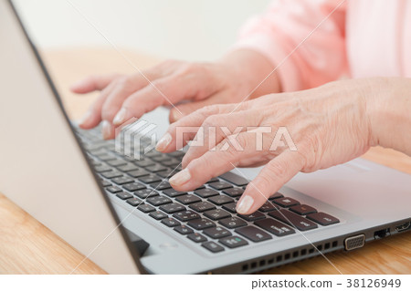 Senior woman using a laptop 38126949